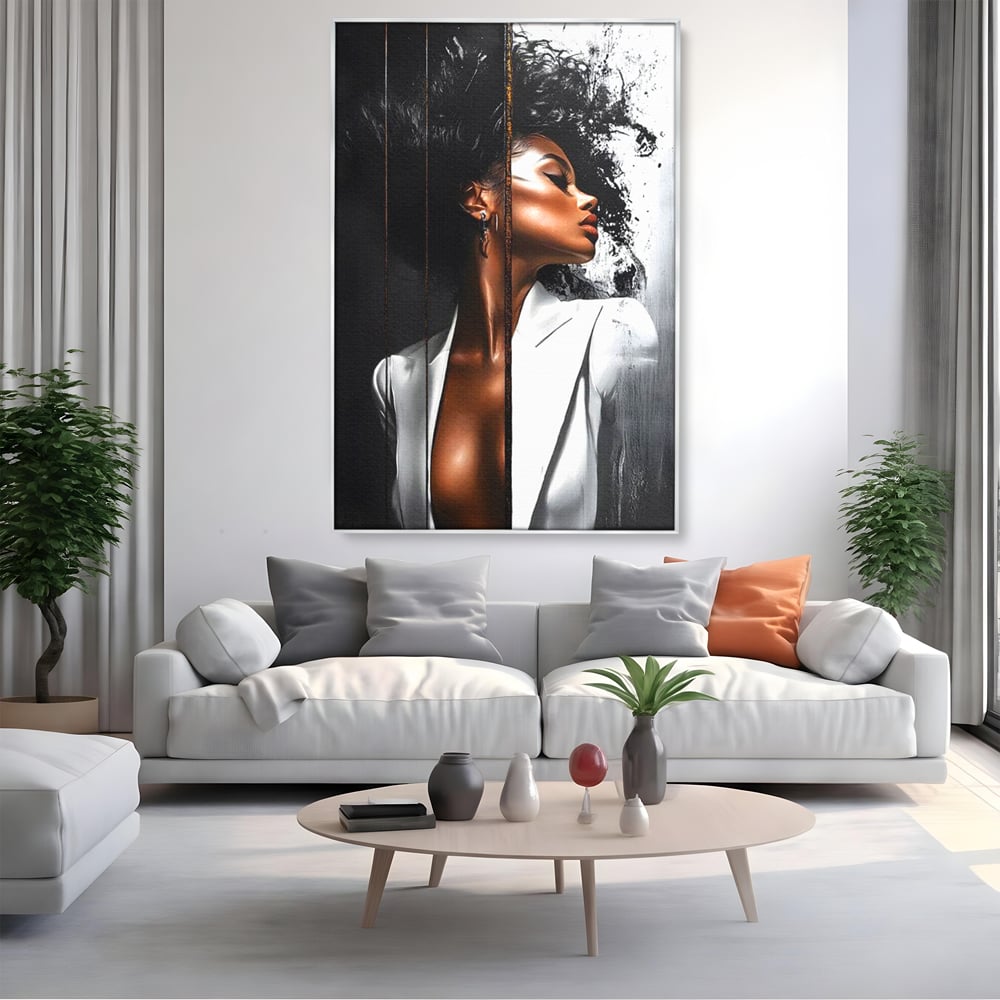 Tablou canvas cu tablou canvas cu portret feminin stilizat, in rama de aluminiu argintiu, pe perete intr-un living